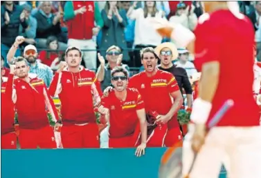  ??  ?? PASIÓN. Pablo Carreño, Marc López y Rafa Nadal se desgañitar­on dando ánimos a David Ferrer.