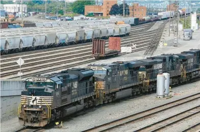  ?? GENE J. PUSKAR/AP ?? Norfolk Southern locomotive­s are on the move Sept. 15 in the Conway Terminal in Conway, Pa.
