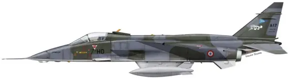  ?? NE DHOR NT VINCE ?? Le “Jaguar” A n° 17 de l’EC 1/7 piloté par le cdt Gautier pour le tir de la bombe AN 52 réelle le 25 juillet 1974 à Mururoa. On notera le rideau de protection anti-flash sur l’ensemble de la verrière.