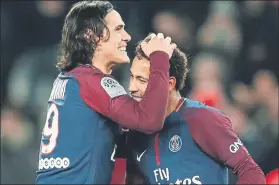  ??  ?? Neymar felicita al ‘Pichichi’ Cavani El uruguayo suma 15 goles, dos más que Falcao