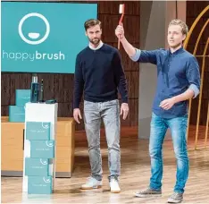  ?? Fotos (3): Vox ?? Ihre Idee wird erst in der neuen Staffel zu sehen sein: Florian Kiener (links) und Ste fan Walter haben eine Zahnbürste erfunden, die mit Schall reinigt.