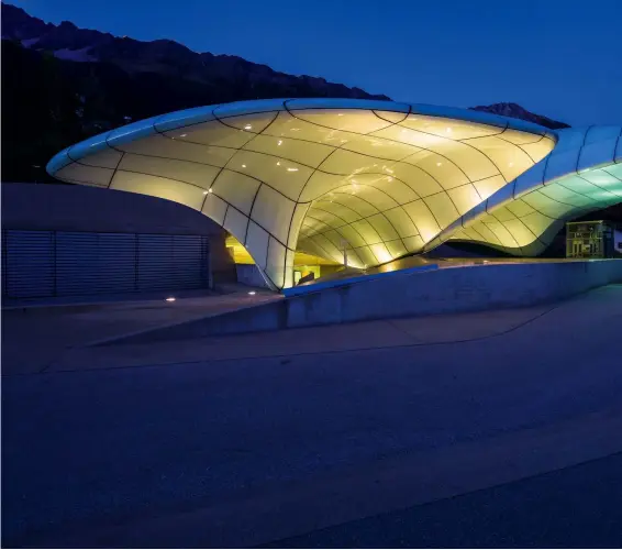  ??  ?? Hungerburg­bahn Innsbruck Besonders eindrucksv­oll wirkt die Illuminati­on der Dachschale­n in der Blauen Stunde. (Zaha Hadid Architects, London, 2007)