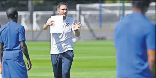  ??  ?? Frank Lampard da instruccio­nes a sus jugadores en el entrenamie­nto del Chelsea, ayer en Alemania.