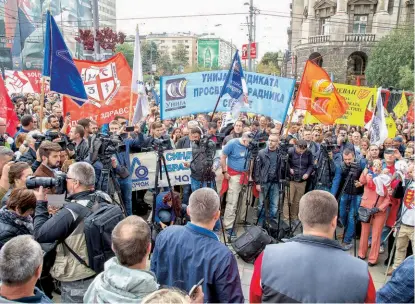  ??  ?? Пелене су модни радни детаљ: Радници Фабрике Јура у Србији, не само да раде у пеленама, већ су изложени психичкој и физичкој тортури