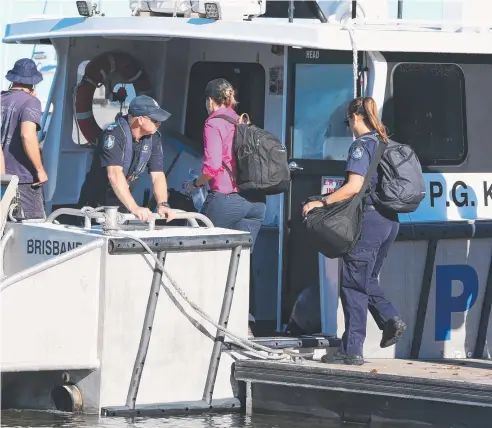  ?? Picture: ANNETTE DEW ?? SEARCH: Divers prepare to headi out to sea to rescue bodies from the sunken trawler.