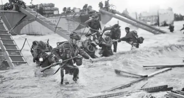  ?? ?? Commandos of HQ 4th Special Service Brigade, coming ashore from LCI(S) landing craft on Juno Beach, 6 June 1944.