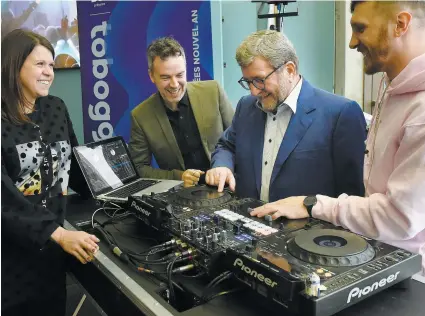  ?? PHOTO STEVENS LEBLANC ?? Le maire Régis Labeaume s’est improvisé DJ, sous le regard amusé d’anne Hudon et de Louis Bellavance, du nouveau festival Toboggan, ainsi que du DJ de Québec, Max-e.