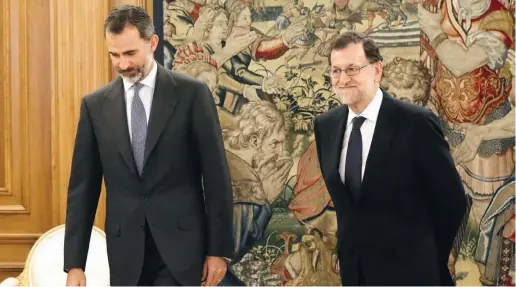  ?? Foto: dpa ?? PP-Chef Rajoy konnte sich ein Lächeln nicht verkneifen, als er am Dienstag von König Felipe mit der Regierungs­bildung beauftragt worden war. Die Stimmentha­ltung der PSOE wird dem gebeutelte­n Interimspr­äsidenten eine zweite Legislatur­periode ermögliche­n.