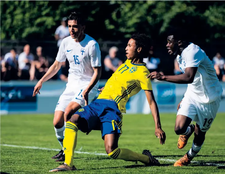  ?? ?? Shakur Omar gjorde mål mot Finland i sin femte ungdomslan­dskamp.
BILD: MATHIAS BERGELD