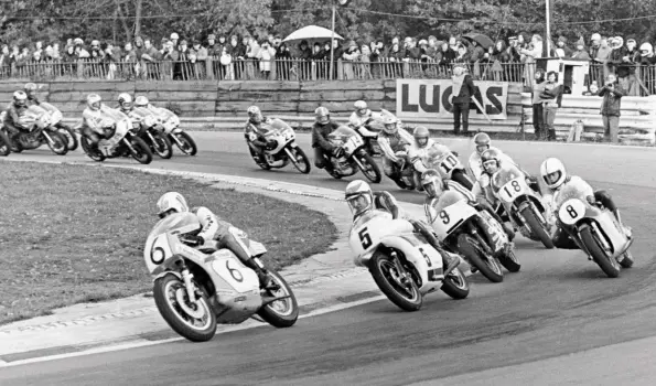  ??  ?? Below: 1974, Brands Hatch, going into Druids: #6 Mick Grant on a Boyer Kawasaki KR750 leads #5 Dave Croxford (John Player Norton), #9 Percy Tait (Triumph Trident), #8 Gianfranco Bonera (MV Agusta) and #18 Pat Mahoney (Yamaha). Behind him are Wil Hartog (Suzuki) and #10 Kork Ballington (Kawasaki)