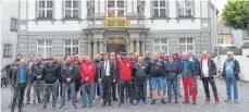  ?? FOTO: STADT/SUM ?? Gruppenbil­d vor dem Wangener Rathaus mit OB Michael Lang, dem Altliga-team von Tinnum 66 und ihren Gastgebern von der Jung-ah des FC Wangen.