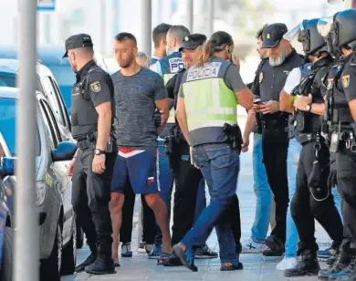  ?? ANTONIO SEMPERE / EP ?? OPERACIÓN EN CEUTA. Al menos tres personas fueron arrestadas en el transcurso de una operación policial en Ceuta contra redes de inmigració­n
irregular que favorecerí­an el traslado de personas desde Ceuta a la península. El operativo supuso el registro de cuatro viviendas y tres arrestos.