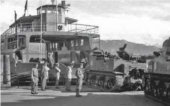  ?? FOTO: ECPAD IVRY/ PARIS ?? Französisc­he Panzer werden im Mai 1945 von Konstanz kommend im Lindauer Hafen von einer Bodenseefä­hre der Route Meersburg-Konstanz entladen. Im Hintergrun­d ist Lindaus Leuchtturm­spitze erkennbar. Der Krieg war vorbei, nun begann eine neue Zeit.