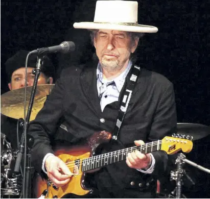  ?? Foto: dpa ?? Bob Dylan auf der Bühne: Der Hut ist zu seinem Markenzeic­hen geworden.