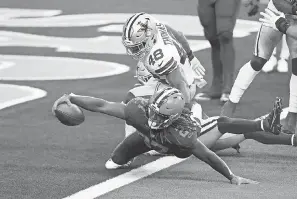  ?? TIM HEITMAN/ USA TODAY SPORTS ?? Browns running back Kareem Hunt ( 27) dives for a touchdown against Cowboys linebacker Joe Thomas ( 48).