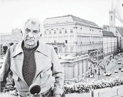  ??  ?? Der Spaßvogel und musikalisc­he Ekstatiker einmal eher ernst: Leonard Bernstein bei einem Interview auf einer Terrasse des Hotel Sacher mit dem Rücken zur Albertina 1973.