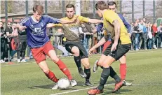  ?? FOTO: TOM OSTERMANN ?? Hier versucht Odenkirche­ns Dragan Kalkan (2. v.l.) vergeblich, dem Süchtelner Morten Heffungs den Ball abzujagen.