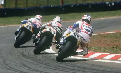  ??  ?? 1. Lors du GP d’Espagne 1987, il précède Pierfrance­sco Chili (Honda) et Christian Sarron (Yamaha). 2. Pour évacuer le stress de la course, quoi de mieux qu’une partie de golf ?
3. Schwantz est resté fidèle à Suzuki et aux casques Arai durant toute sa carrière. 4. À la poursuite de Lawson (Honda) et Rainey (Yamaha) au GP du Brésil 1989.