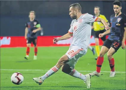  ?? FOTO: J.A. Gª SIRVENT ?? Jordi Alba regresó a la Selección por la puerta grande, como titular, pero no pudo evitar la derrota de la Roja ante Croacia