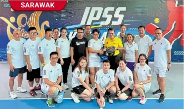  ?? ?? Ipss secretary Jenny Ting presenting a souvenir to Chieng (in yellow). With them are Choo (at Ting’s right) and other members at the pickleball court opening in sibu.