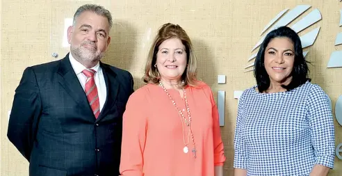  ??  ?? Wilfredo Mallén, Mirka Morales y Alexandra Ventura de Gómez explicaron la labor desarrolla­da por el Patronato de Ciegos.