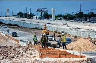  ?? William Luther / Staff photograph­er ?? Constructi­on continues Sept. 3 on the expansion of U.S. 281 near Marshall Road.