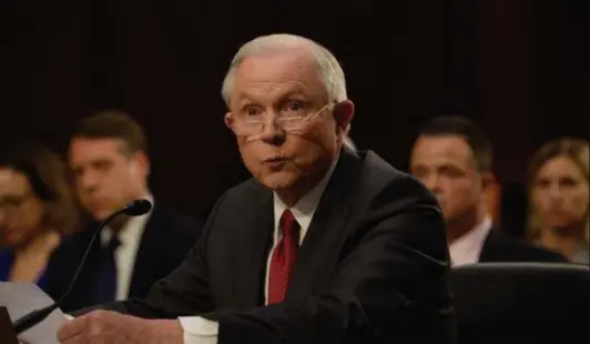  ??  ?? Jeff Sessions nam officieel afstand van het Ruslandond­erzoek. © photo news