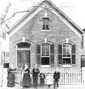  ?? COURTESY OF THE ARTIST ?? A historical photo of a cottage in Wicker Park during the late 1800s.