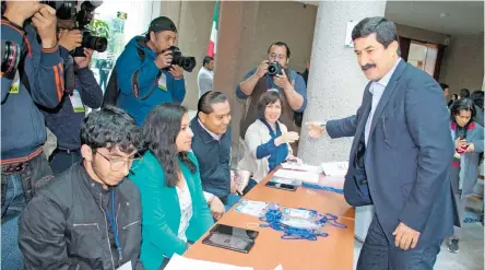  ?? /CUARTOSCUR­O ?? El gobernador de Chihuahua a su llegada al Congreso Nacional del PAN realizado en la sede del partido