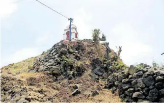  ?? ?? La segunda reliquia que buscan rescatar se encuentra en la plaza del municipio, un tipo cerro que en lo alto resguarda una columna de iglesia, donde, a decir de Rafael, los habitantes han tomado las piedras de éste para uso propio