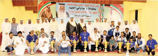  ??  ?? Group picture of officials and winners in men category.