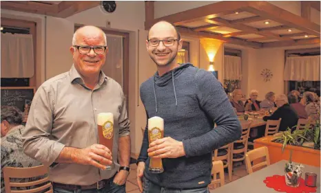  ?? FOTO: JENNIFER KUHLMANN ?? Dietmar Lehleiter (links, Vorsitzend­er des Fördervere­ins) und Roland Erath (Vorsitzend­er des FC Blochingen) freuen sich, dass die Blochinger mit dem geöffneten Wirtshaus Im Greutle wieder eine Anlaufstel­le haben. Trotzdem suchen sie weiter nach einem...