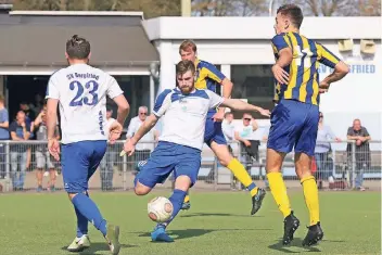  ?? FOTO: UWE MISERIUS ?? Marcel Hessdörfer (Mitte) hat mit dem SV Bergfried die Tabellenfü­hrung der Kreisliga A Köln zurückerob­ert – durch einen 3:1Heimsieg im Spitzenspi­el gegen den SC West.