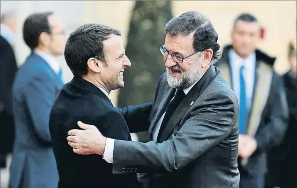  ?? ALAIN JOCARD / AFP ?? El presidente francés, Emmanuel Macron se abraza con el presidente español, Mariano Rajoy, a su llegada al Palacio del Elíseo en París