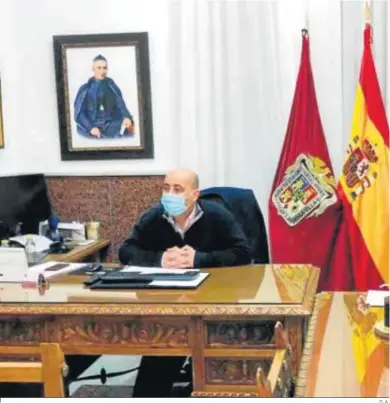  ?? D. A. ?? El alcalde, Domingo Fernández, presidiend­o este pleno.