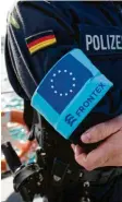  ?? Foto: dpa-Archiv ?? Deutscher Frontex-Beamter auf Einsatz in Griechenla­nd.