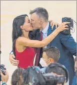  ?? FOTOS: PERE PUNTÍ ?? Pau, protagonis­ta: alzando el título con Oriola a la izquierda y en abrazo emocionado con Navarro abajo. Sobre estas líneas, la felicitaci­ón de Saras con su mujer