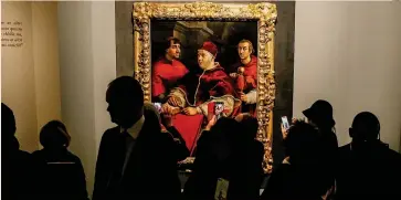  ??  ?? C’è folla solo per vedere il Raffaello.
La mostra alle Scuderie del Quirinale per i 500 anni dalla morte di Raffaello
ANSA