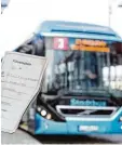  ??  ?? Senioren, die ihren „Lappen“abgeben, fahren in Landsberg kostenlos Bus.