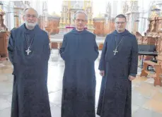  ?? FOTO: TURAD ?? Pater Albert Knebel (Mitte) ist für weitere sechs Jahr als Konventual­prior Oberer des Klosters Neresheim. Die Neuwahl leiteten Abtpräses Franziskus Berzdorf (links) und der Beuroner Erzabt Tutilo Burger.