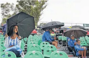  ??  ?? El choque de Berlocq sufrió dos interrupci­ones por lluvia.