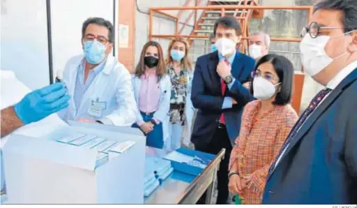  ?? EFE / MONCLOA ?? La ministra de Sanidad, Carolina Darias, ayer junto al consejero de Sanidad de Extremadur­a, José María Vergeles (d), ante una remesa de vacunas.