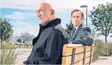  ?? FOTO: NETFLIX ?? Der Mann fürs Grobe, Mike Ehrmantrau­t (Jonathan Banks, l.), und der Anwalt Saul Goodman (Bob Odenkirk) sind Geschäftsp­artner und die Protagonis­ten der Netflix-Eigenprodu­ktion „Better Call Saul“(„Rufen Sie lieber Saul an“).