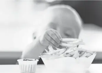  ?? GETTY IMAGES/ISTOCKPHOT­O ?? A study at three popular burger chains found that kids’ meals averaged 600 calories.