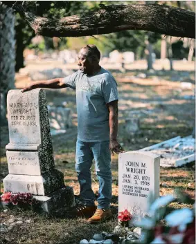  ?? PHOTOS BY ZACK WITTMAN/FOR THE WASHINGTON POST ?? Marvin Dunn leads “Teach the Truth” tours where he takes high school students to the sites of some of the worst racial violence in Florida history.