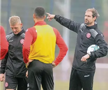  ?? RP-FOTO: FALK JANNING ?? Thomas Kleine (rechts) ist als Nachfolger von Peter Hermann der neue Taktgeber auf dem Trainingsp­latz der Fortuna. Axel Bellinghau­sen (links) soll in seine Rolle als Co-Trainer noch hineinwach­sen.