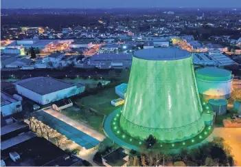  ?? ARCHIVFOTO: REICHWEIN ?? Das Kraftwerk in Wanheim versorgt die Stadtwerke­kunden mit Fernwärme, um die allerdings geworben werden muss. Denn automatisc­h kommen sie heute nicht mehr zu dem kommunalen Versorger.