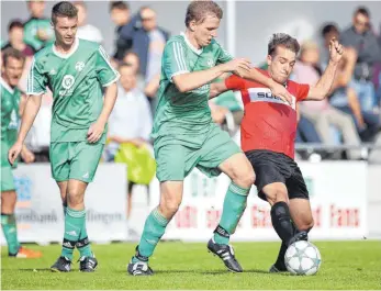  ?? FOTO: THOMAS WARNACK ?? Altheims Manuel Butscher (links) bedrängt Balingens Niklas Schäuffele (rechts). Altheim feiert mit dem 2:1-Sieg gegen den Regionalli­ga-Nachwuchs von der Alb den ersten Heimsieg der Saison.