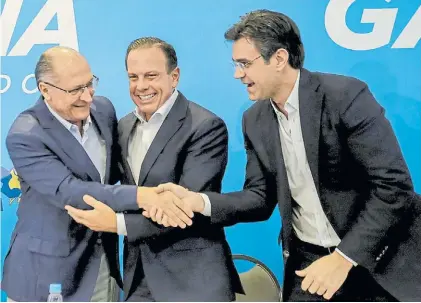  ?? AFP ?? Alianza. El ex gobernador Geraldo Alckmin, (izq), con el diputado Rodrigo García y el ex alcalde Joao Doria.