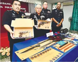  ??  ?? Selangor police chief Comm Datuk Noor Azam Jamaludin (centre) with the seized weapons yesterday.